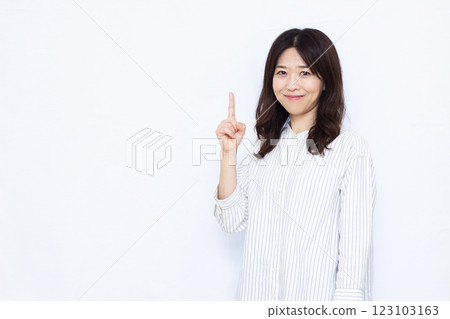 指著手指的女人 123103163