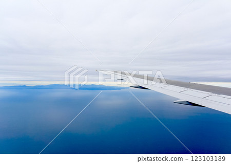 [Kagawa] View of the Seto Inland Sea from a plane bound for Takamatsu 123103189