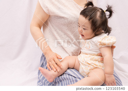 【奶奶抱著雙馬尾的嬰兒】 123103540