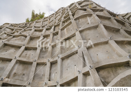 [Concrete slope behind the Mikasa Building shopping arcade] 123103545