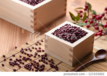Azuki beans served in a masu box from Hokkaido 123103802