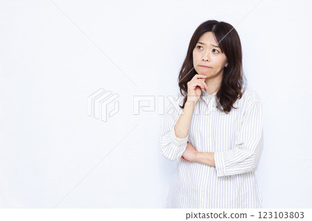 一個非常擔心的女人 123103803