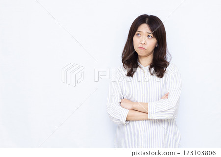 一個非常擔心的女人 123103806