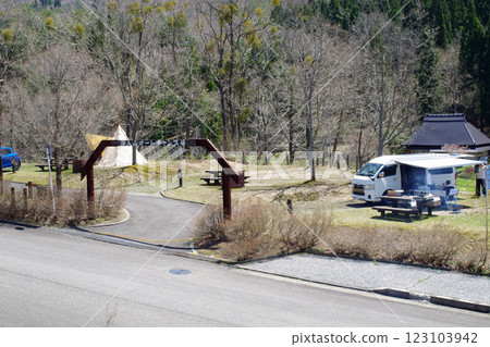 初春的御湯山汽車露營場的景色 初春的御湯山汽車露營場的景色 123103942