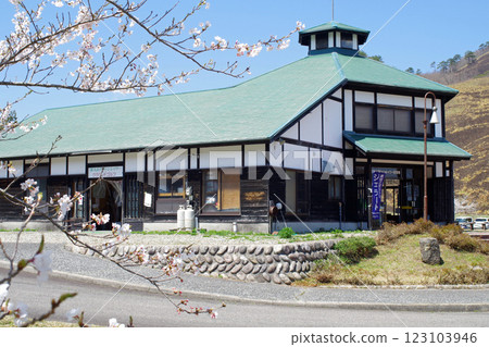 深入山區遊客之家景觀 深入山區遊客之家景觀 123103946