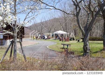 初春的御湯山汽車露營場的景色 123103949