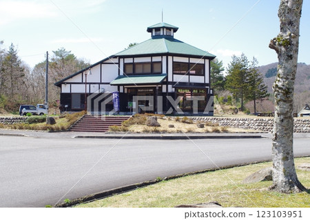 View of the building of the Fukairiyama Visitor House 123103951
