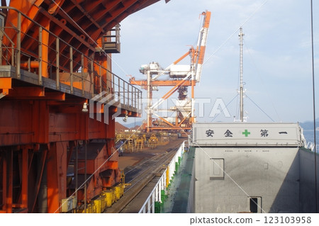 九州製鋼所的起重機和貨艙 123103958