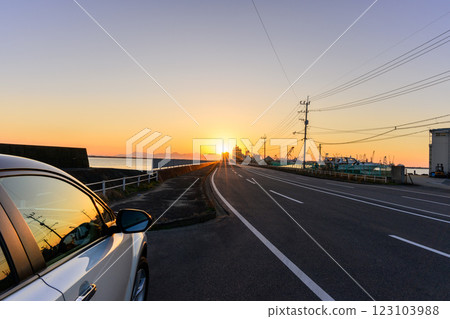 以夕陽為背景的駕車路景：八代港（八代市） 123103988