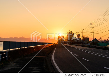 夕陽下的自駕路景 八代港（八代市） 123103989