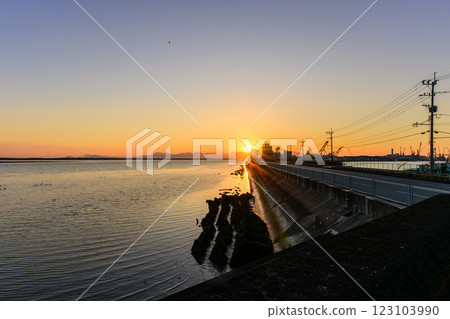 Driving road scenery with a beautiful sunset in the background - Yatsushiro Port (Yatsushiro City) Driving road scenery with a beautiful sunset in the background - Yatsushiro Port (Yatsushiro City) 123103990