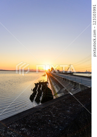 以美麗的夕陽為背景，行駛在路上的風景－八代港（八代市） 123103991