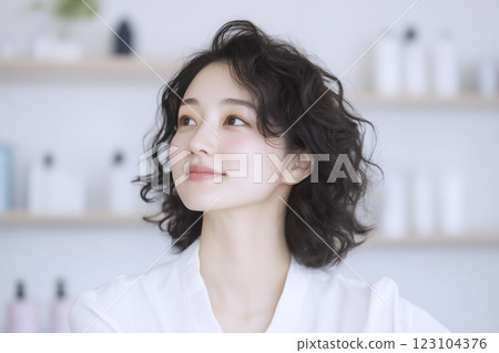 美麗的女人看著一邊 123104376