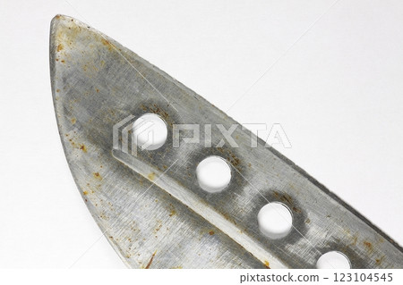 一把生鏽的刀,刀刃磨損 一把生鏽的刀,刀刃磨損 123104545