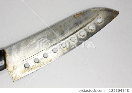 一把生鏽的刀,刀刃磨損 一把生鏽的刀,刀刃磨損 123104548