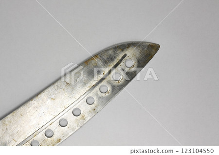一把生鏽的刀,刀刃磨損 一把生鏽的刀,刀刃磨損 123104550