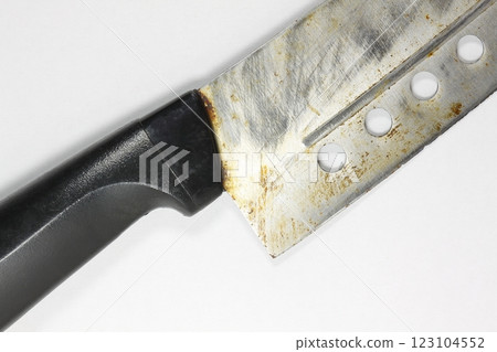 A rusty knife with a worn-out blade 123104552