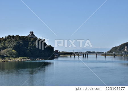 俯瞰長良川的犬山城 俯瞰長良川的犬山城 123105677