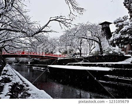 Winter scenery of the back street knotted area 123105679