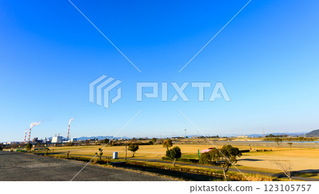 A view of the chimneys of a paper mill from the square. Hakuhai Hachinoji Square, Watarimachi, Yatsushiro City, Kumamoto Prefecture A view of the chimneys of a paper mill from the square. Hakuhai Hachinoji Square, Watarimachi, Yatsushiro City, Kumamoto Prefecture 123105757
