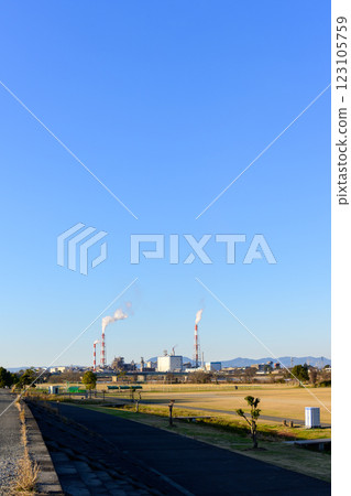 從廣場上看到的造紙廠的煙囪。 從廣場上看到的造紙廠的煙囪。 123105759