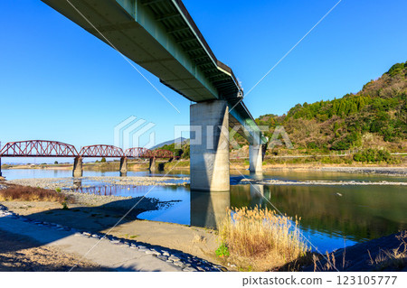 肥薩橙色鐵路線球磨川大橋熊本縣八代市渡町白拜八之路廣場 肥薩橙色鐵路線球磨川大橋熊本縣八代市渡町白拜八之路廣場 123105777