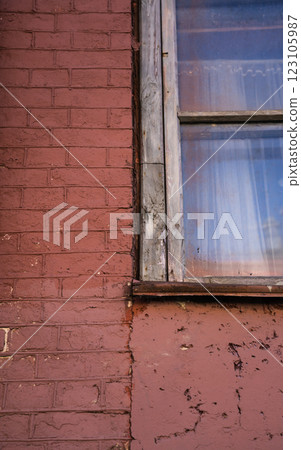 The corner of the window of an old, abandoned factory. An old brick wall 123105987