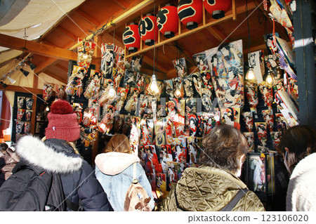 The end-of-year event, the Hagoita Market, is a place where downtown culture is strongly reflected. People who want Hagoita for their children or grandchildren and people who just want to enjoy the event. The end-of-year event, the Hagoita Market, is a place where downtown culture is strongly reflected. People who want Hagoita for their children or grandchildren and people who just want to enjoy the event. 123106020