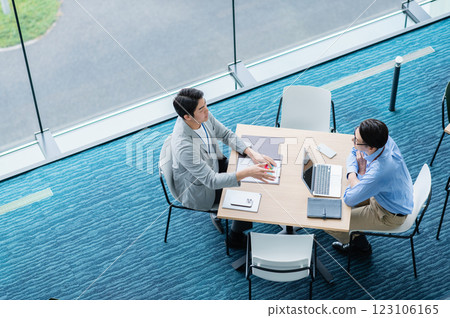 辦公室開會的商人【攝影合作：SKY Perfect 東京媒體中心】 123106165