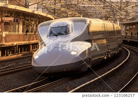 The Tokaido Line Shinkansen passes through Hamamatsu Station bathed in the setting sun. 123106257