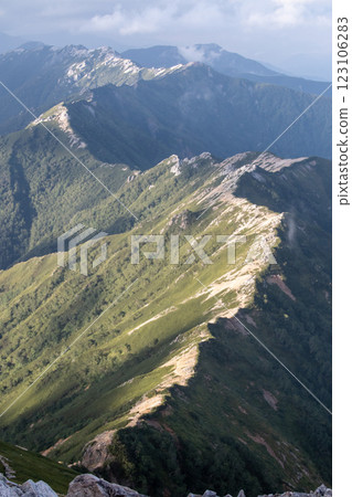 從北阿爾卑斯山的大天上山眺望前往椿山的路線 123106283