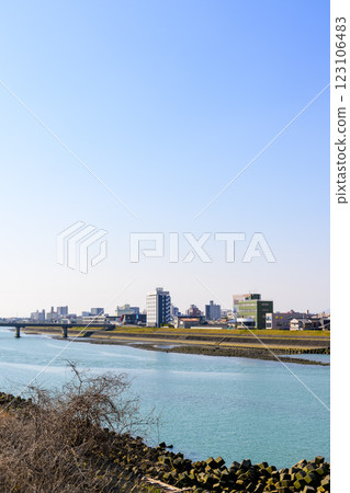 八代市藍天映襯下的球磨川分流堰新前川堰(分流堰、擋潮堰) 八代市藍天映襯下的球磨川分流堰新前川堰(分流堰、擋潮堰) 123106483