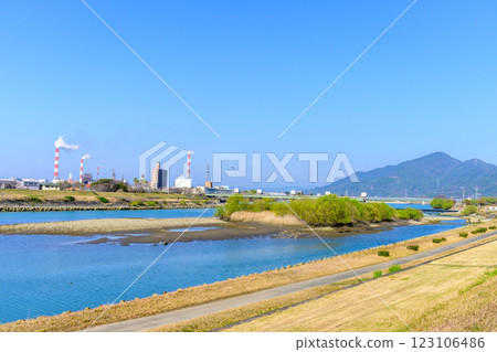 八代市藍天映襯下的球磨川分流堰新前川堰(分流堰、擋潮堰) 八代市藍天映襯下的球磨川分流堰新前川堰(分流堰、擋潮堰) 123106486