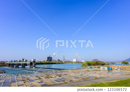 從球磨川分流堰新前川堰眺望八代市,藍天映襯下美景 從球磨川分流堰新前川堰眺望八代市,藍天映襯下美景 123106572