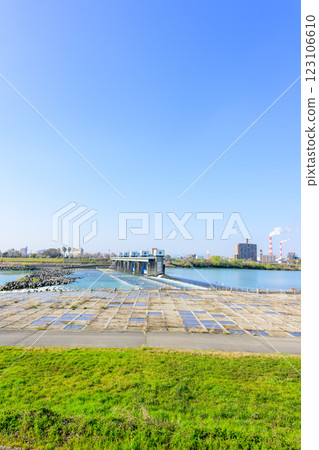 從球磨川分流堰新前川堰眺望八代市,藍天映襯下美景 從球磨川分流堰新前川堰眺望八代市,藍天映襯下美景 123106610