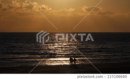 Sparkling sea in the evening and silhouette of three people walking on the shore, winter, telephoto, 250103pm Sparkling sea in the evening and silhouette of three people walking on the shore, winter, telephoto, 250103pm 123106680