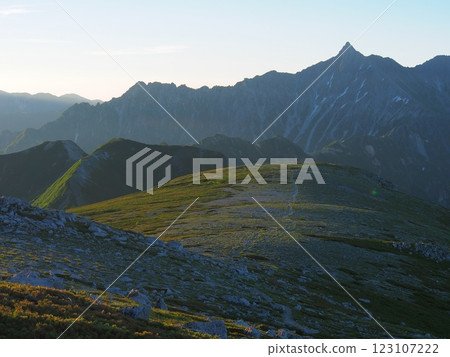 從雙六山眺望槍山的夏日美景 從雙六山眺望槍山的夏日美景 123107222