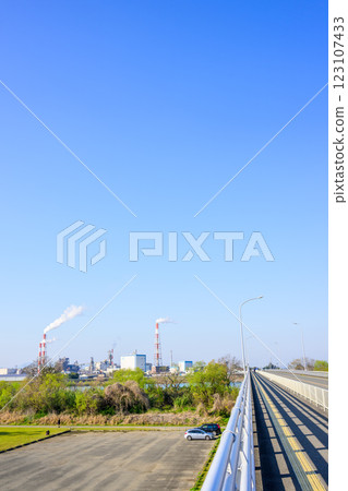 球磨川綠地和球磨川河床草坪廣場的景色在藍天映襯下格外美麗（八代市） 123107433