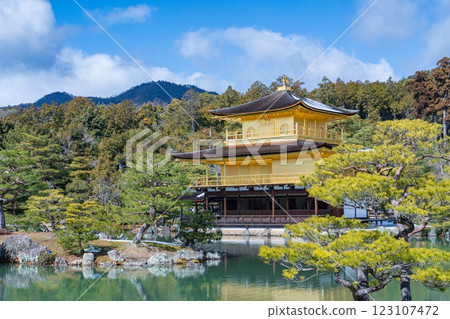 冬季的京都市鹿苑寺(金閣寺) 冬季的京都市鹿苑寺(金閣寺) 123107472