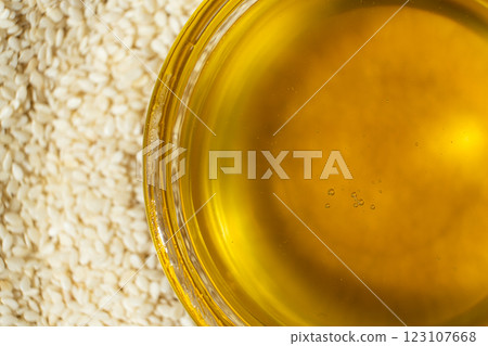 Unrefined cold pressed sesame oil in a glass bowl. 123107668