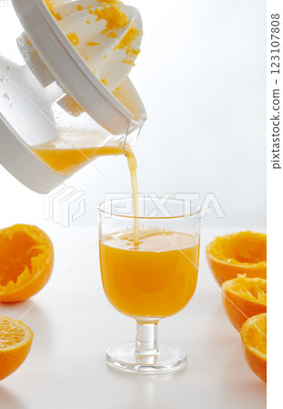 serving a freshly made orange juice serving a freshly made orange juice 123107808