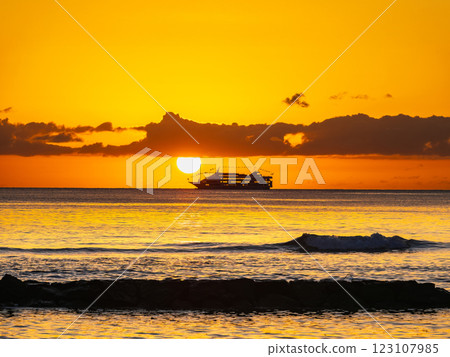 Sun set of Hawaii Waikiki Beach 123107985