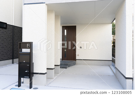 A detached house with only a parking space and entrance on the first floor 123108005