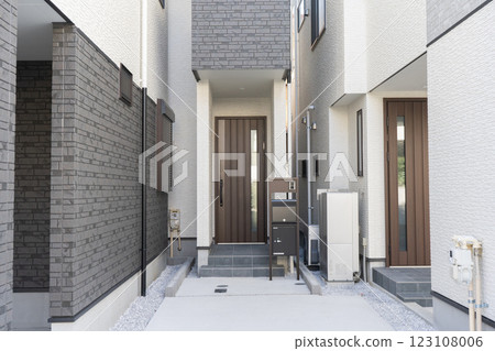 A detached house with only the entrance on the first floor 123108006
