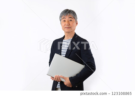 一位老人使用筆記型電腦的肖像 123108865