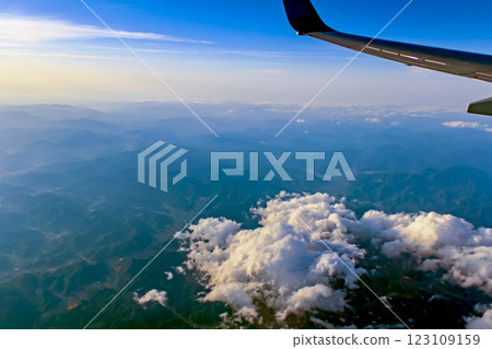 <交通工具>從高松飛往羽田的飛機上看到的風景 <交通工具>從高松飛往羽田的飛機上看到的風景 123109159