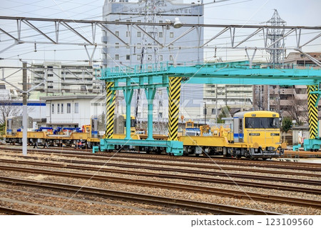 Kiha 97 在笠寺站鐵路中心裝載鐵軌 123109560