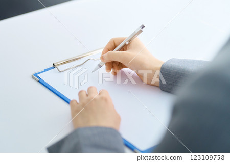 一位年輕女子拿著剪貼簿回答問卷的部分鏡頭。 123109758