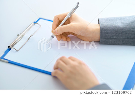 一位年輕女子拿著剪貼簿回答問卷的部分鏡頭。 123109762