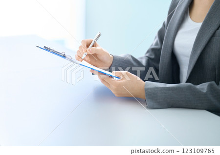 一位年輕女子拿著剪貼簿回答問卷的部分鏡頭。 123109765